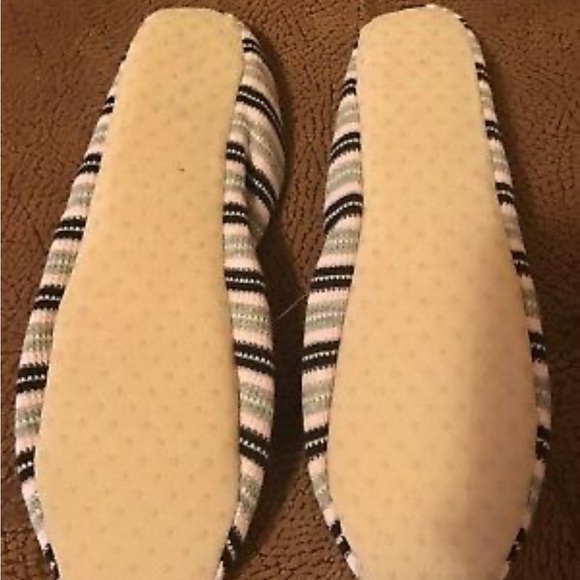NEW - Victorias Secret SLIPPERS-Size Small - Picture 2 of 3